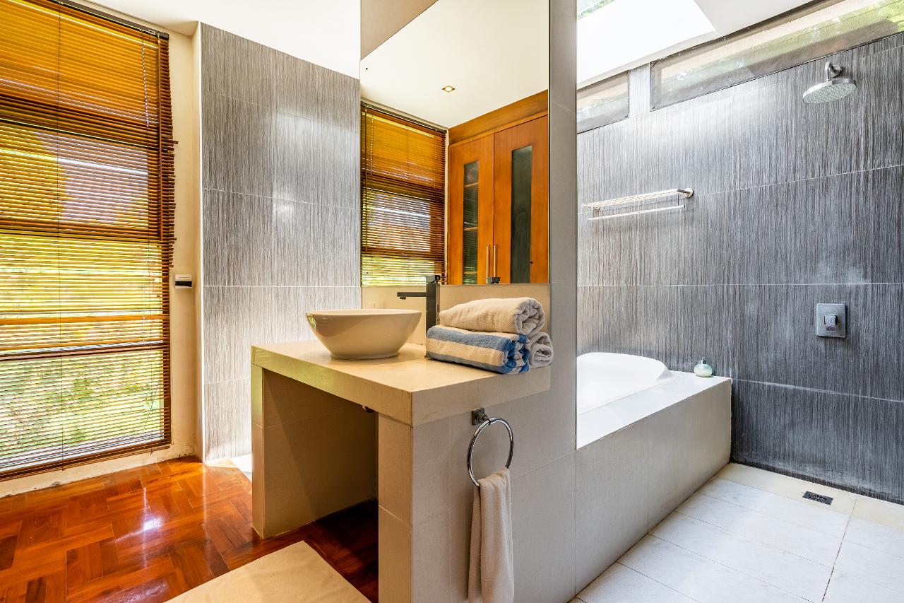 Вилла в нескольких минутах от пляжа Санур 400м² 4 и более спален