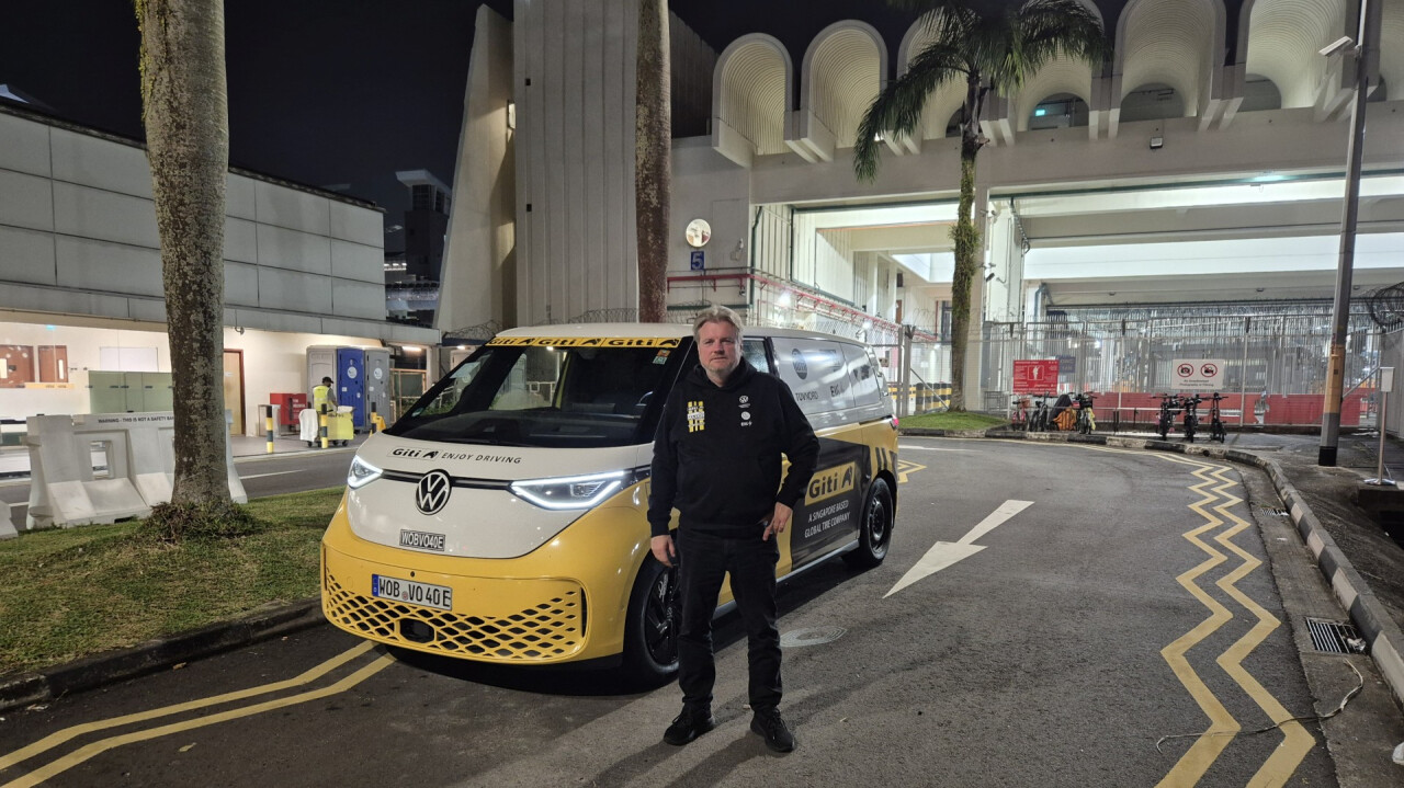 Автопутешественник добрался до Бали на электромобиле