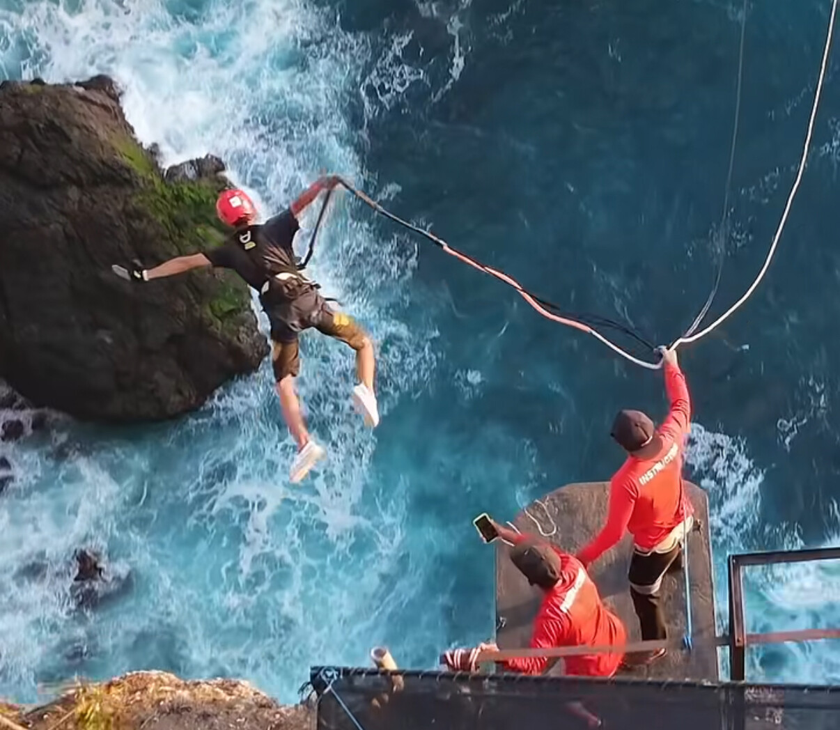 «На скале уже трещины!»: прыжки с обрыва на Нуса Пениде остановлены после проверки
