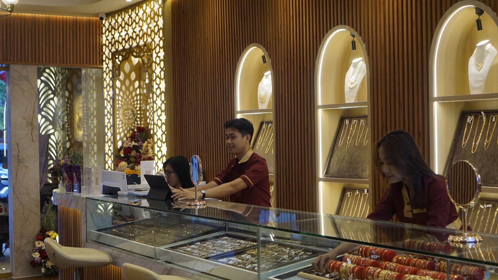 New Divine Gems and Jewellery