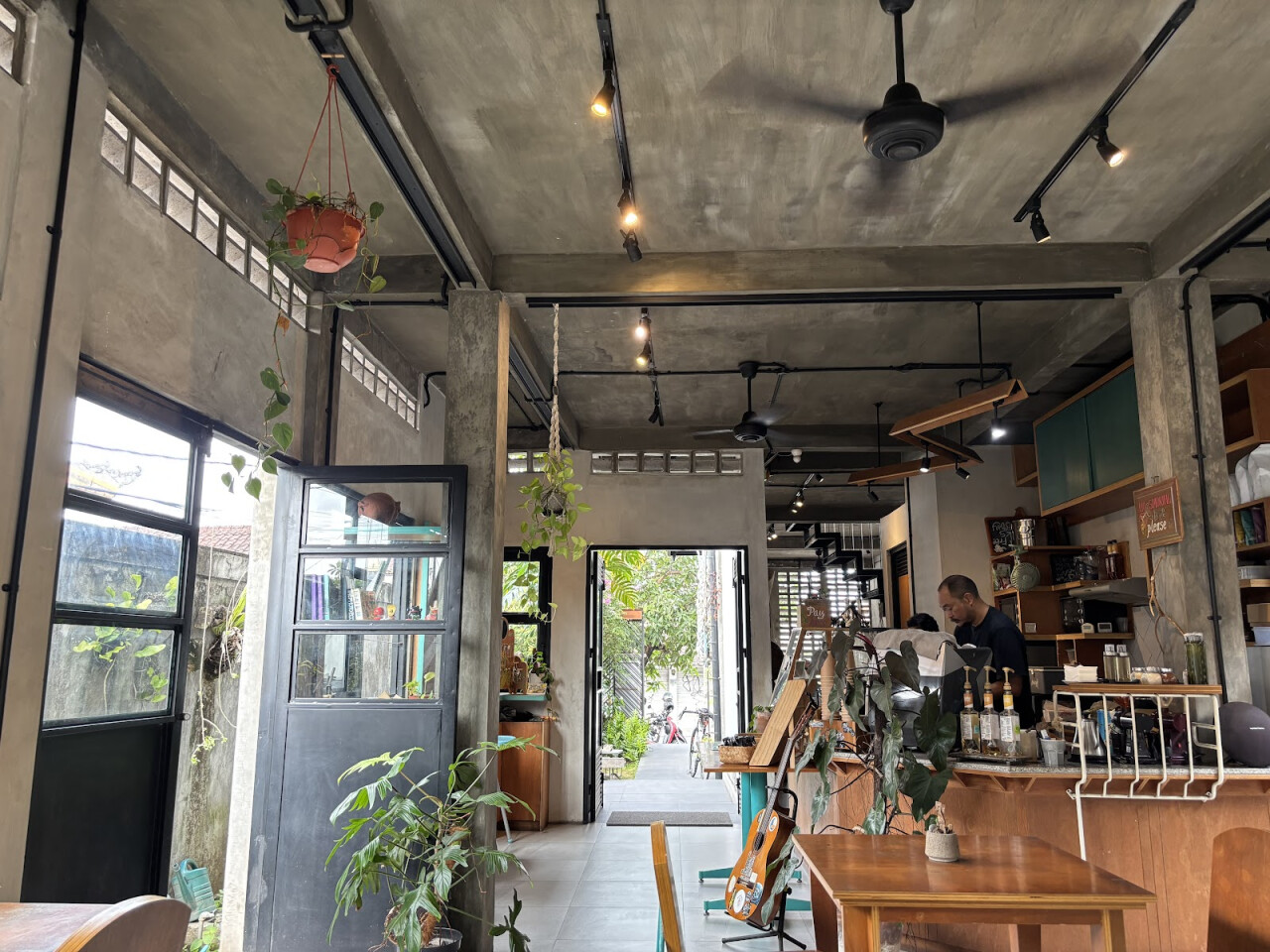 Leo Antiques & Coffee