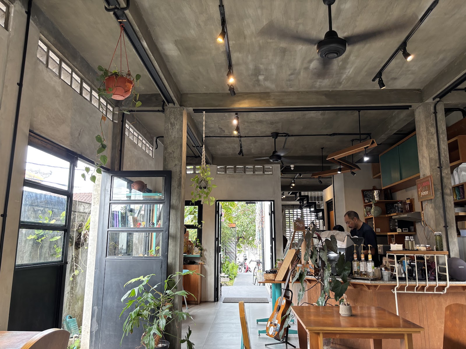 Leo Antiques & Coffee