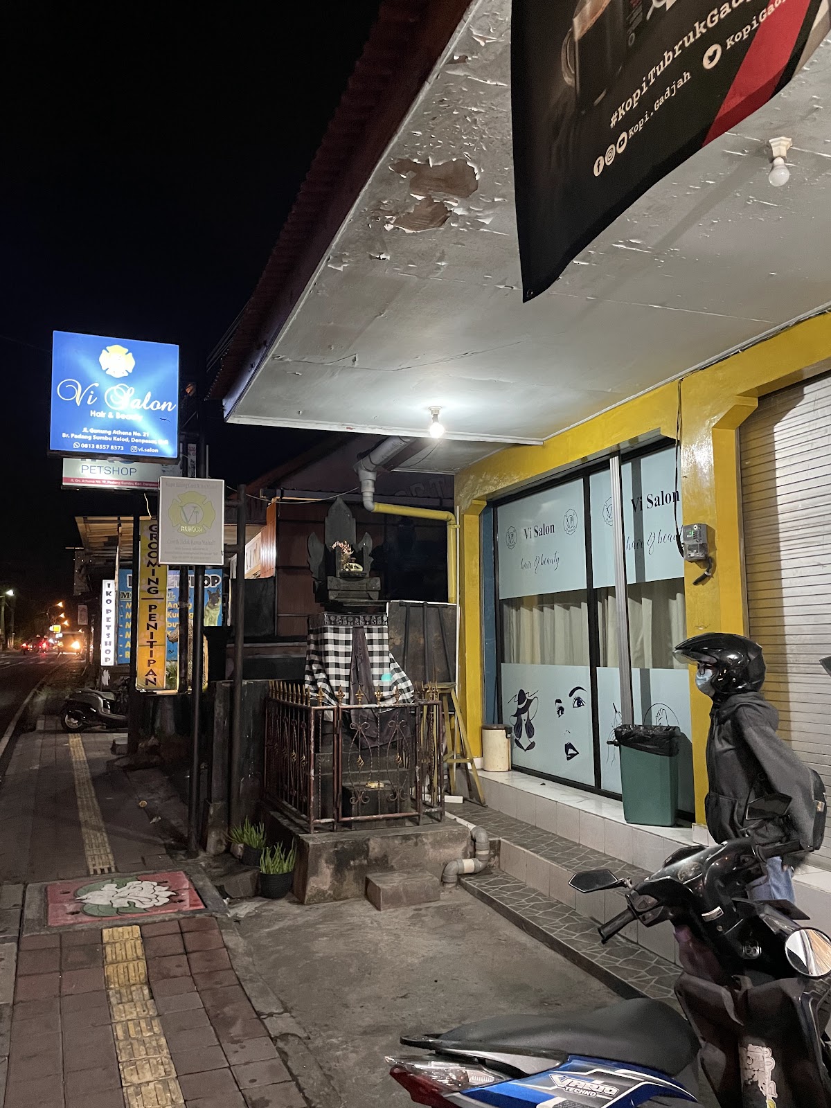 Leo Antiques & Coffee