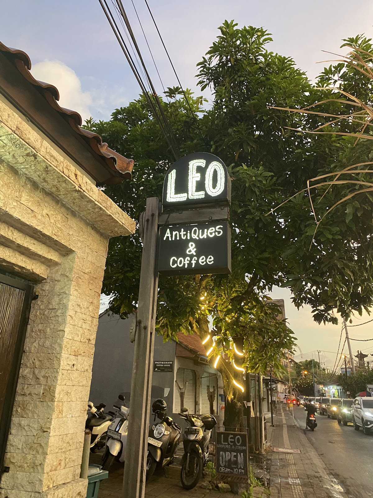 Leo Antiques & Coffee