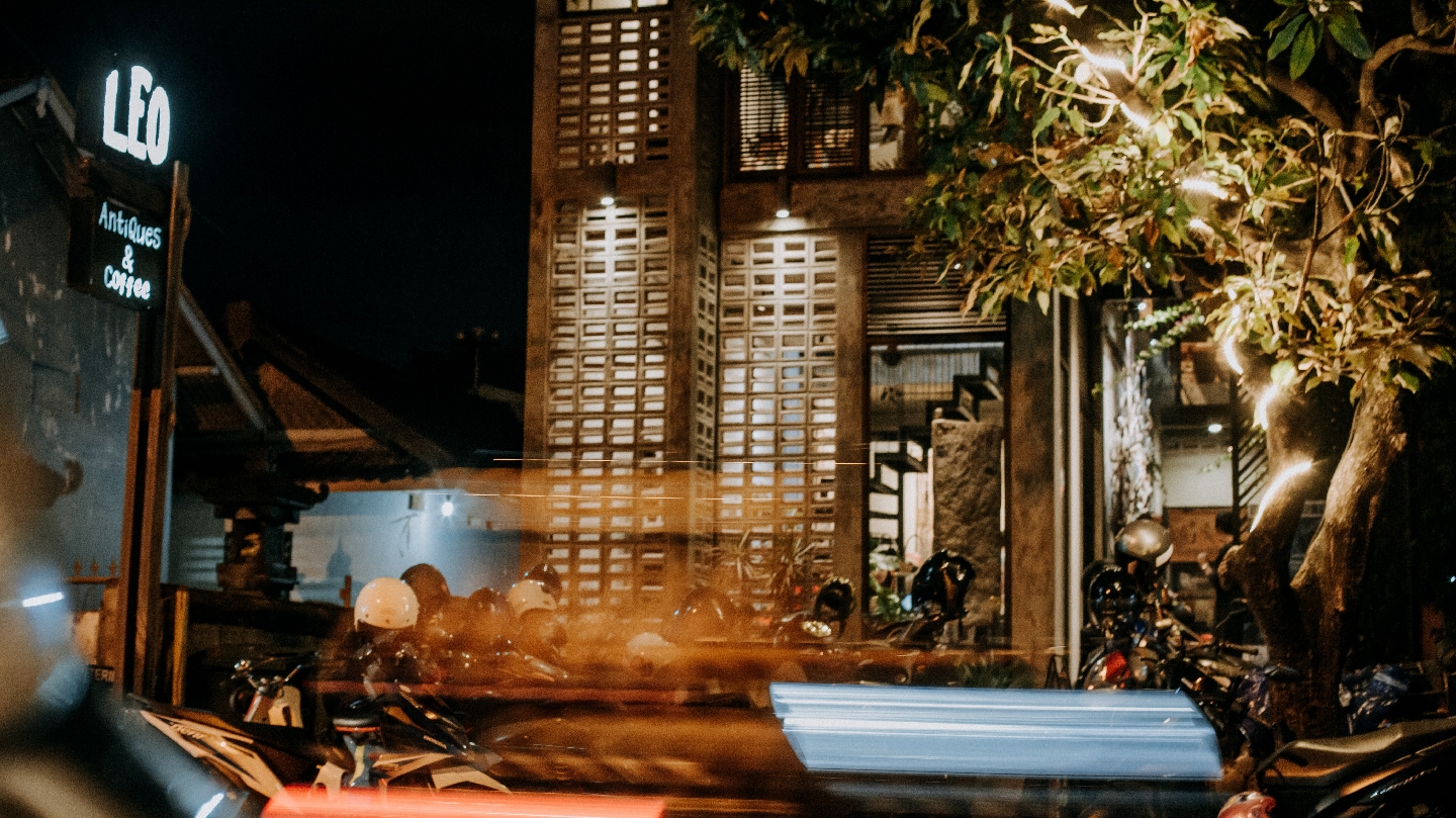 Leo Antiques & Coffee