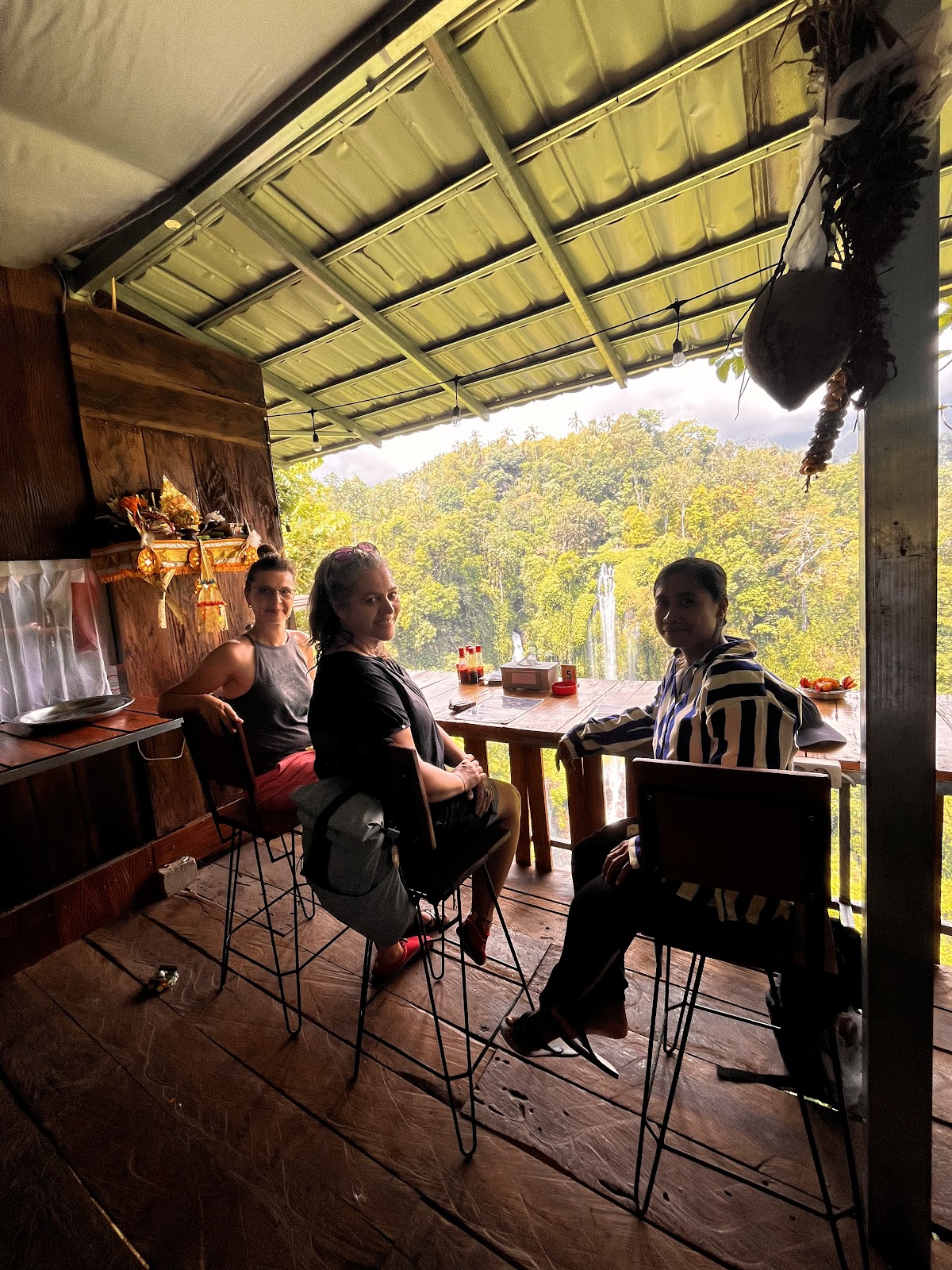 Hanging Restaurant & Bar