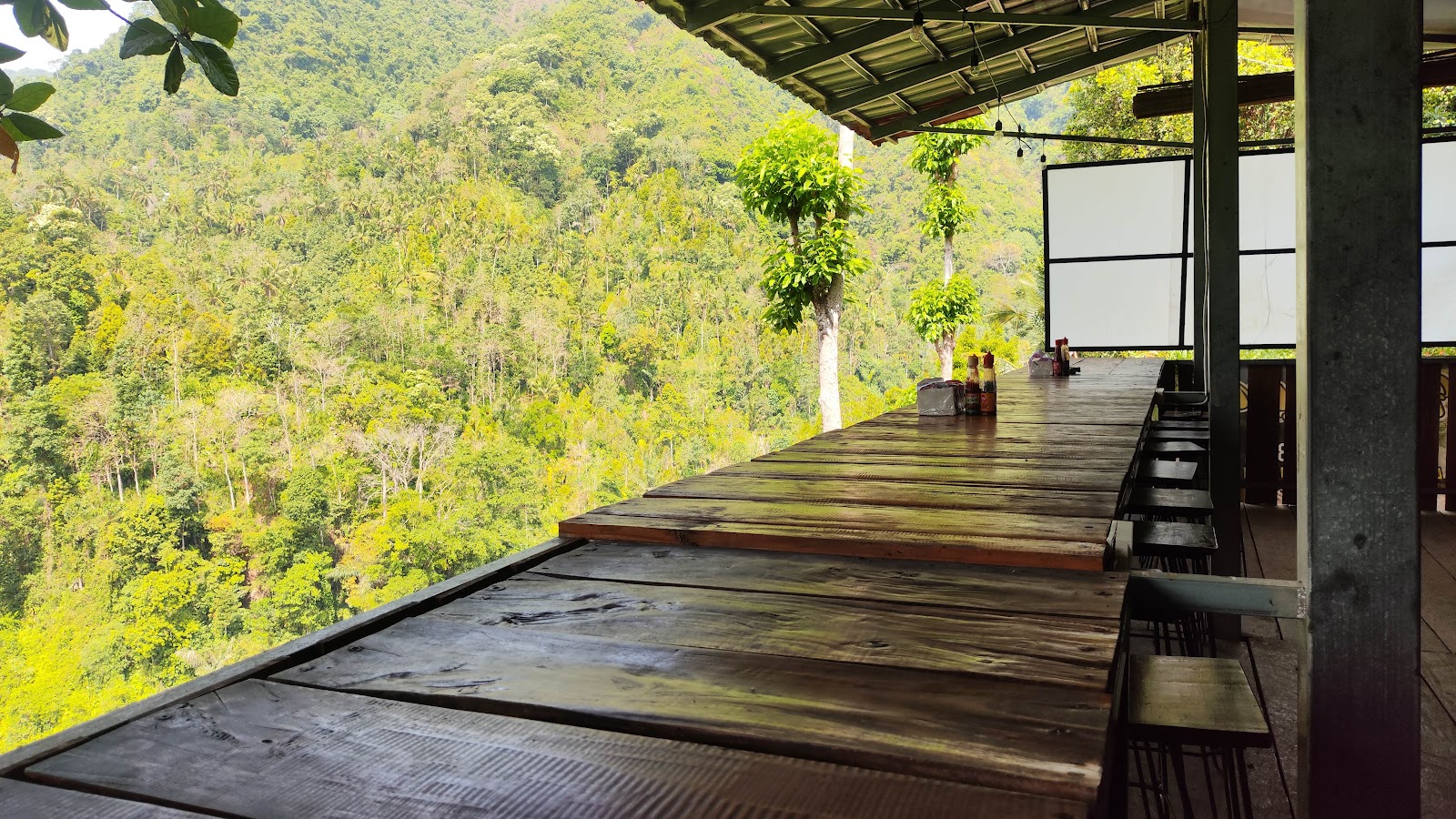 Hanging Restaurant & Bar