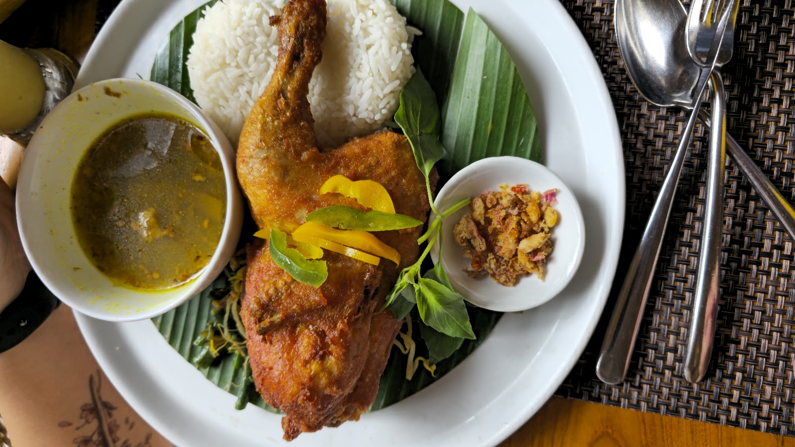 Tebasari Resto, Bar & Lounge