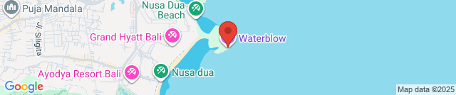 Фонтан в расщелине скалы (waterblow) в Нуса Дуа