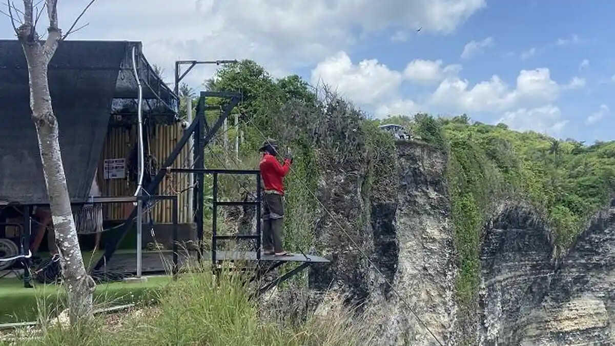 «Застройка Нуса Пениды вышла из-под контроля»: власти Бали сносят роупджампинг и обещают уголовные дела