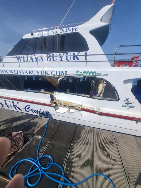 Катер с дайверами протаранил спидбот возле Нуса Пениды