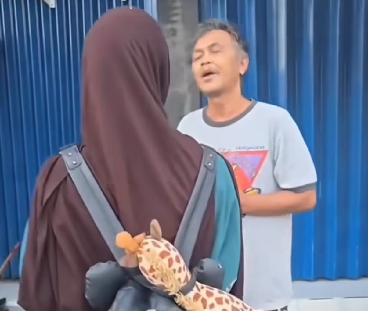 Видео с таксистами-вымогателями в порту Падангбай вирусится в соцсетях