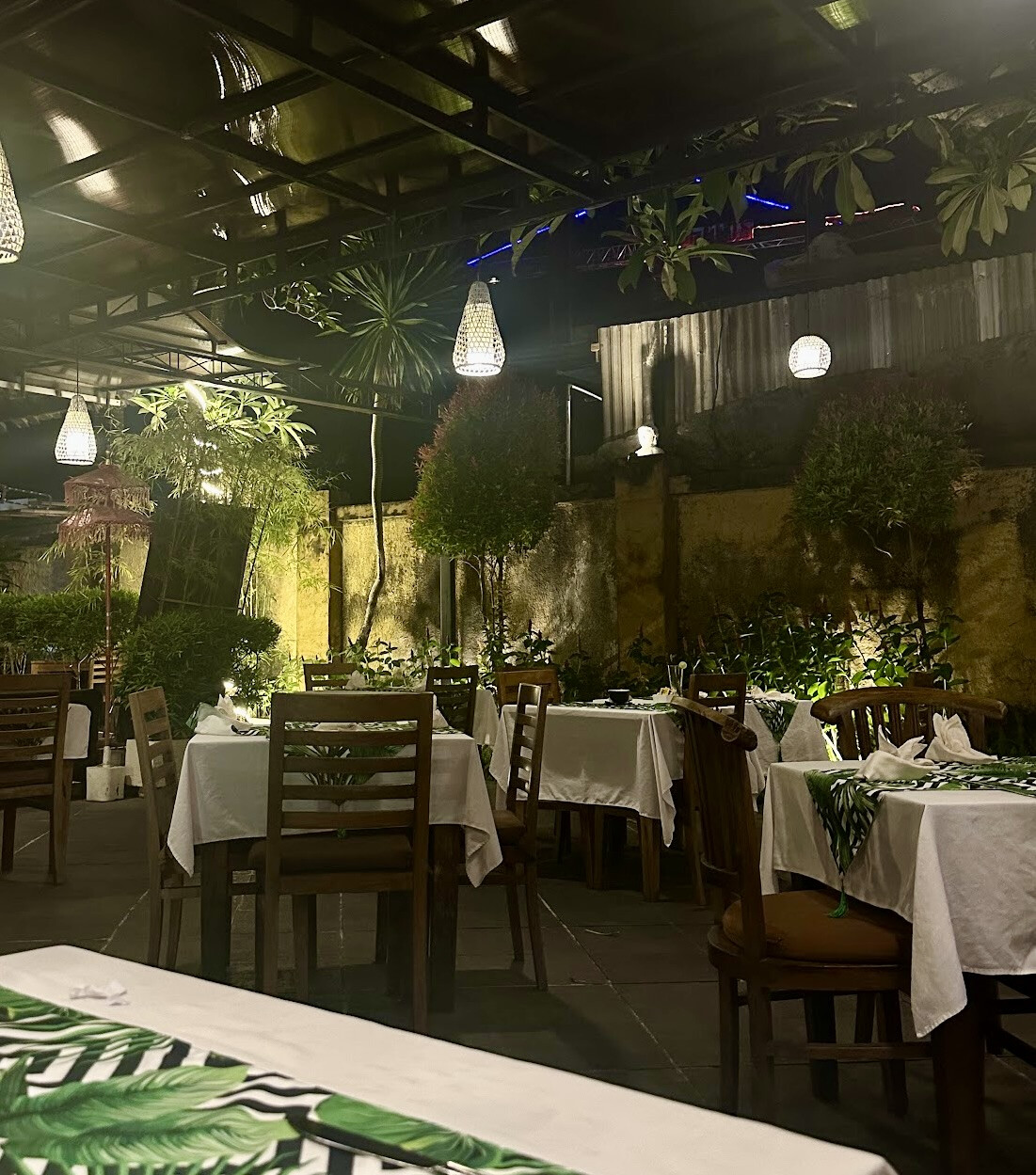 Laguna Garden Restaurant Pantai Mengiat