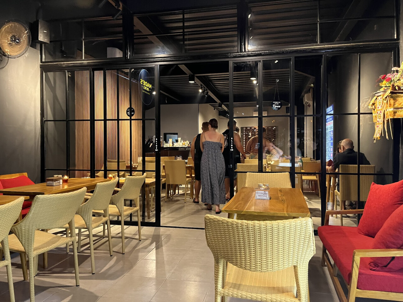 Made's Bistro