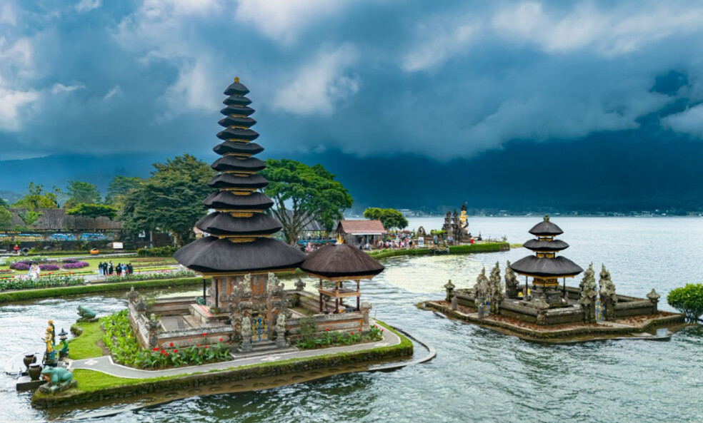 Храм Улун Дану Бератан поднимает цены, но добавляет шоу танцев