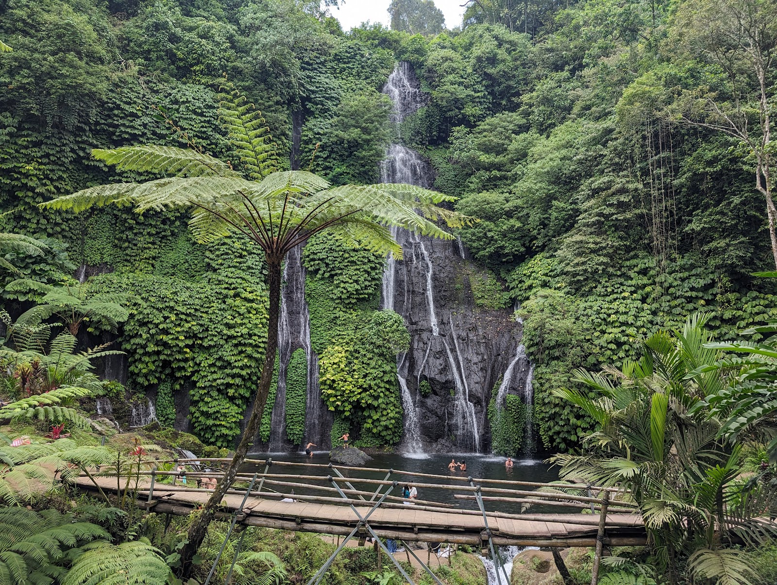 Водопады Banyumala Twin