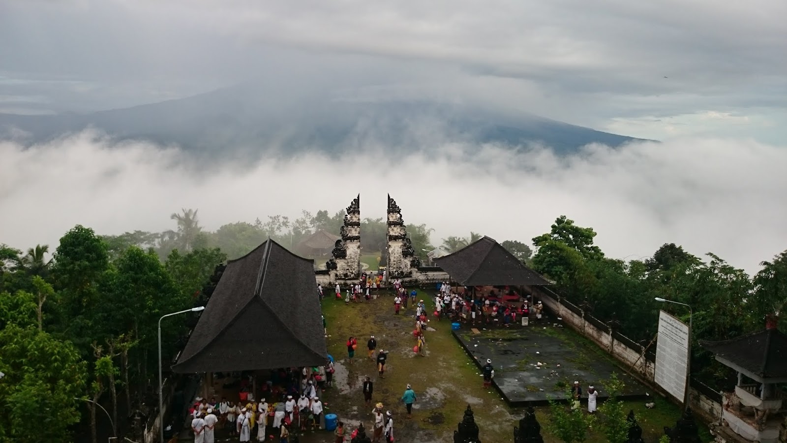 Храм Pura Pasar Agung Lempuyang