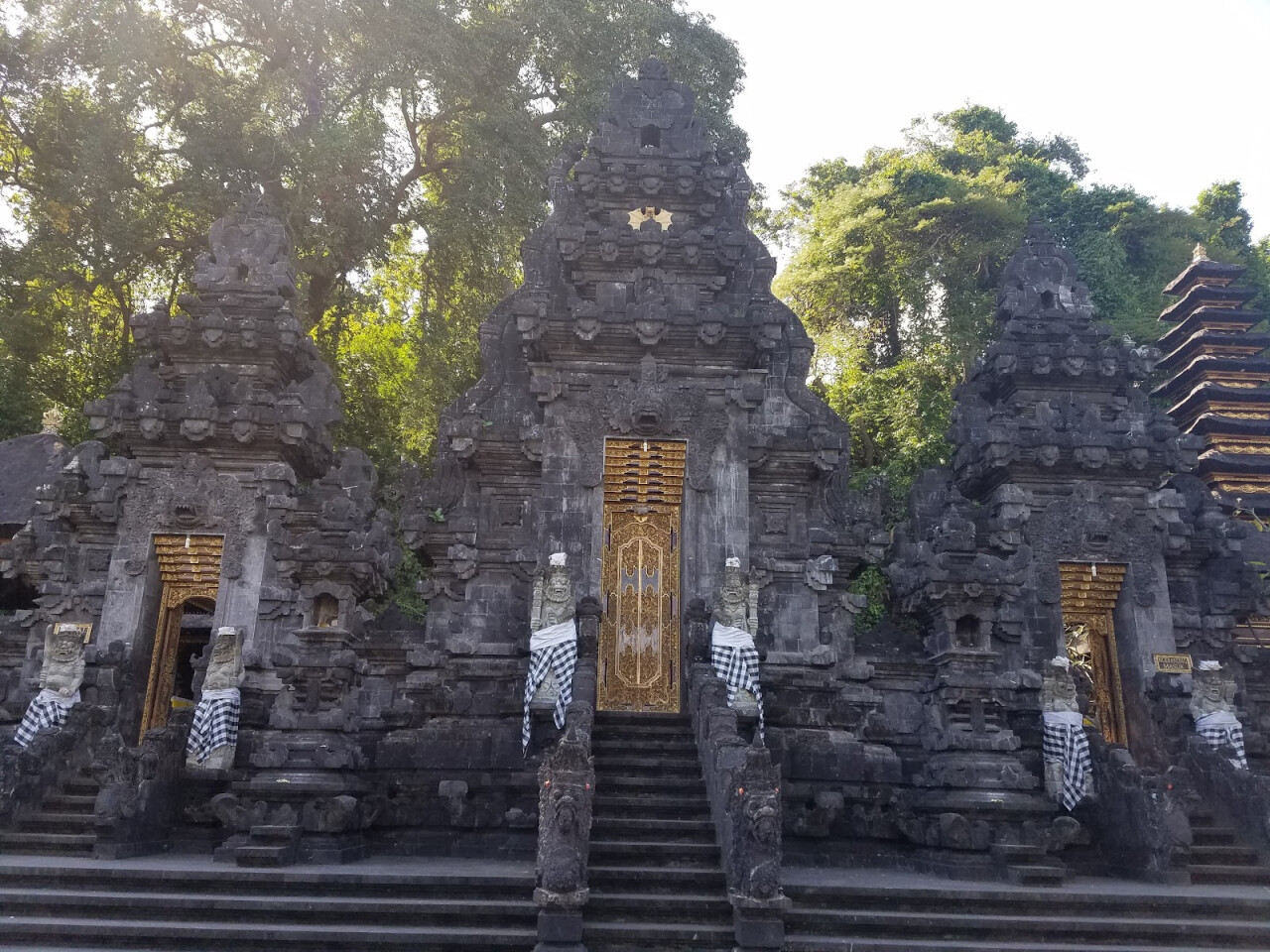 Храм с летучими мышами Goa Lawah Temple
