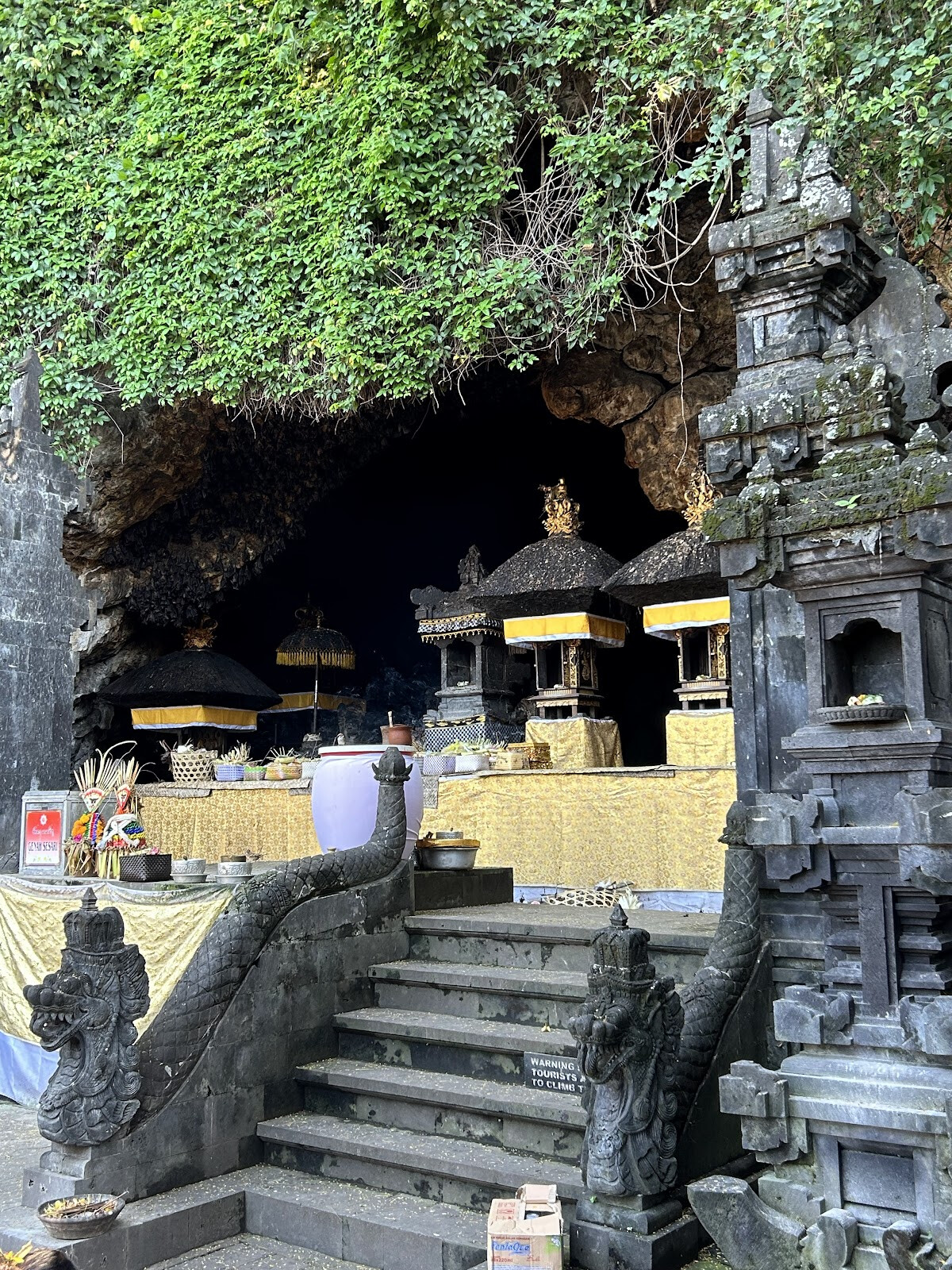 Храм с летучими мышами Goa Lawah Temple