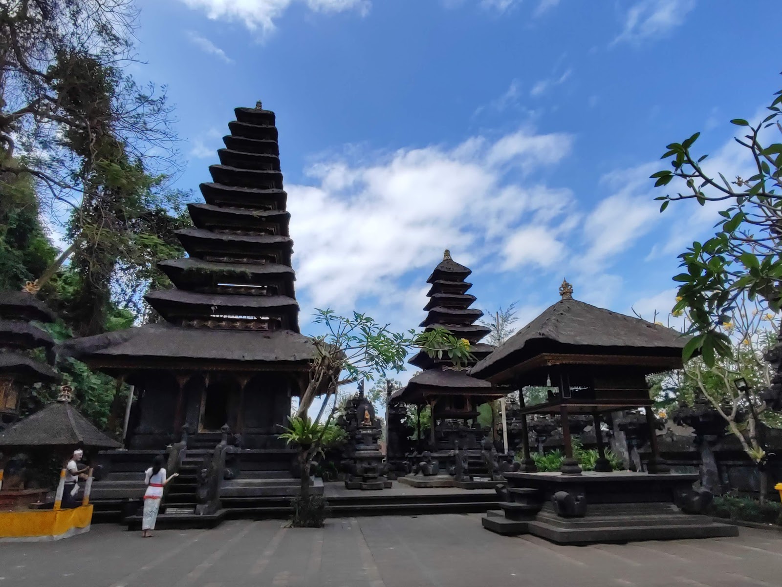 Храм с летучими мышами Goa Lawah Temple
