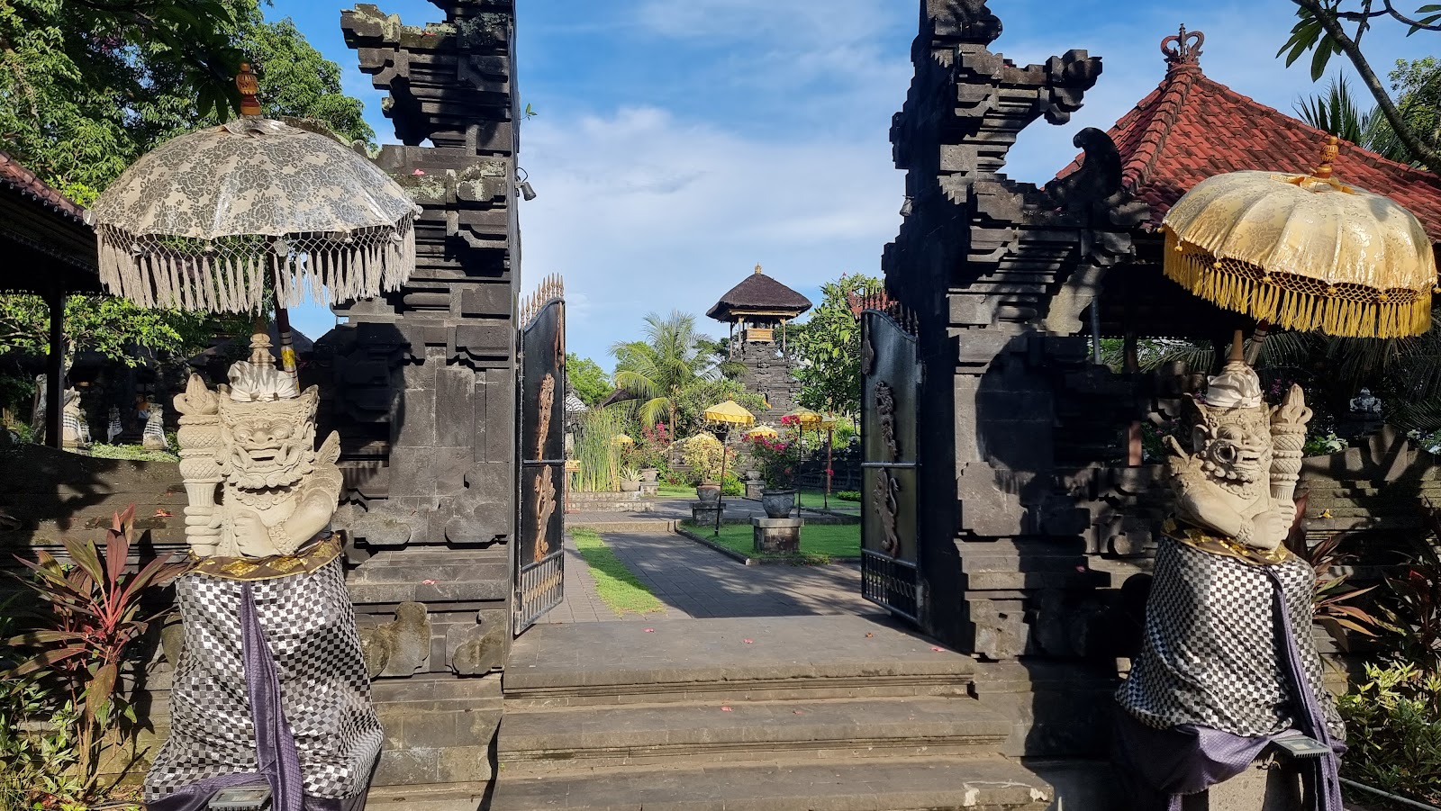 Храм с летучими мышами Goa Lawah Temple