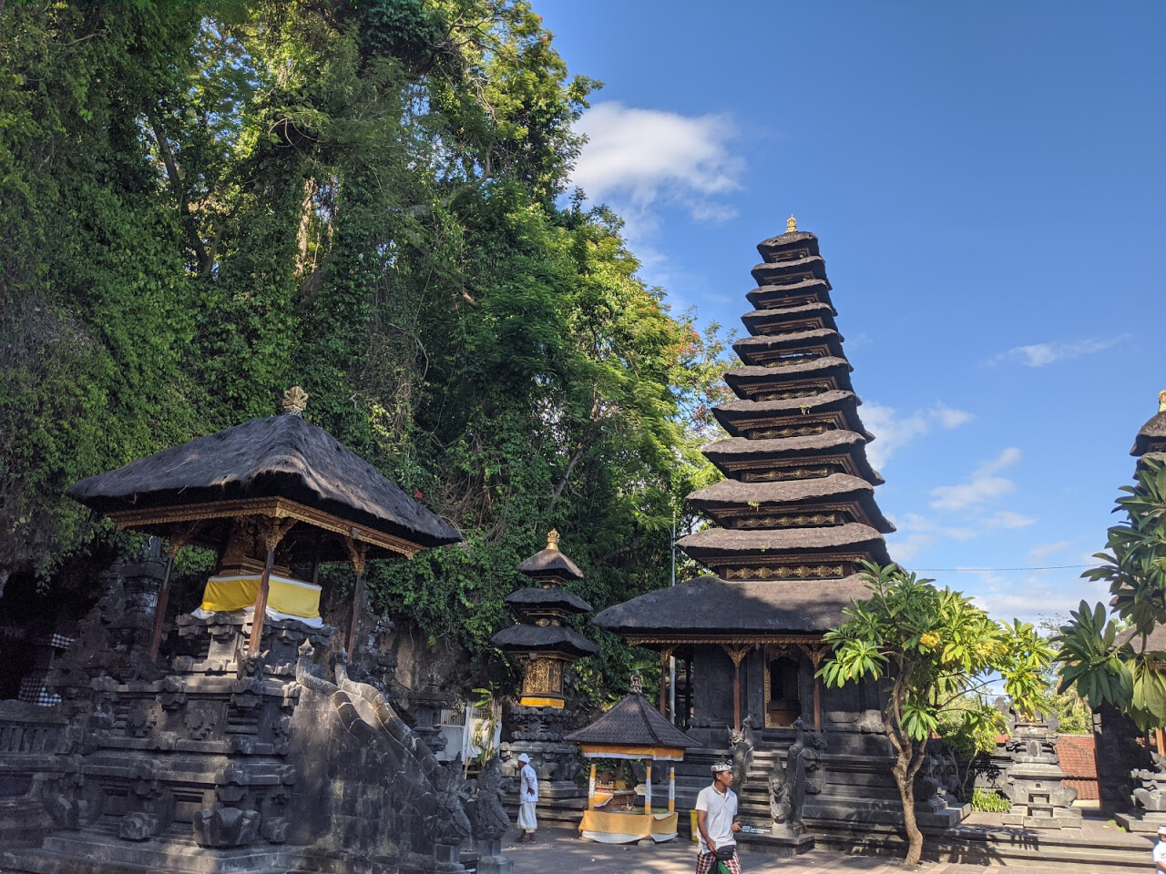 Храм с летучими мышами Goa Lawah Temple