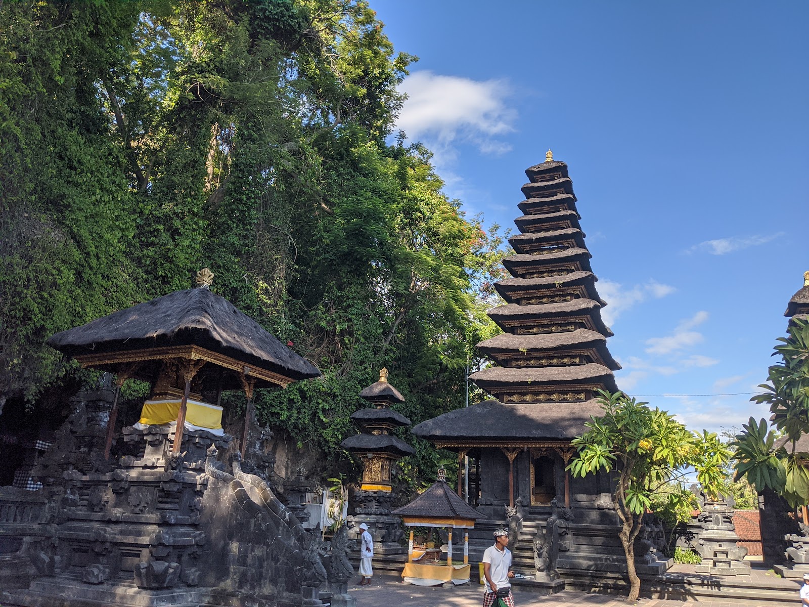 Храм с летучими мышами Goa Lawah Temple