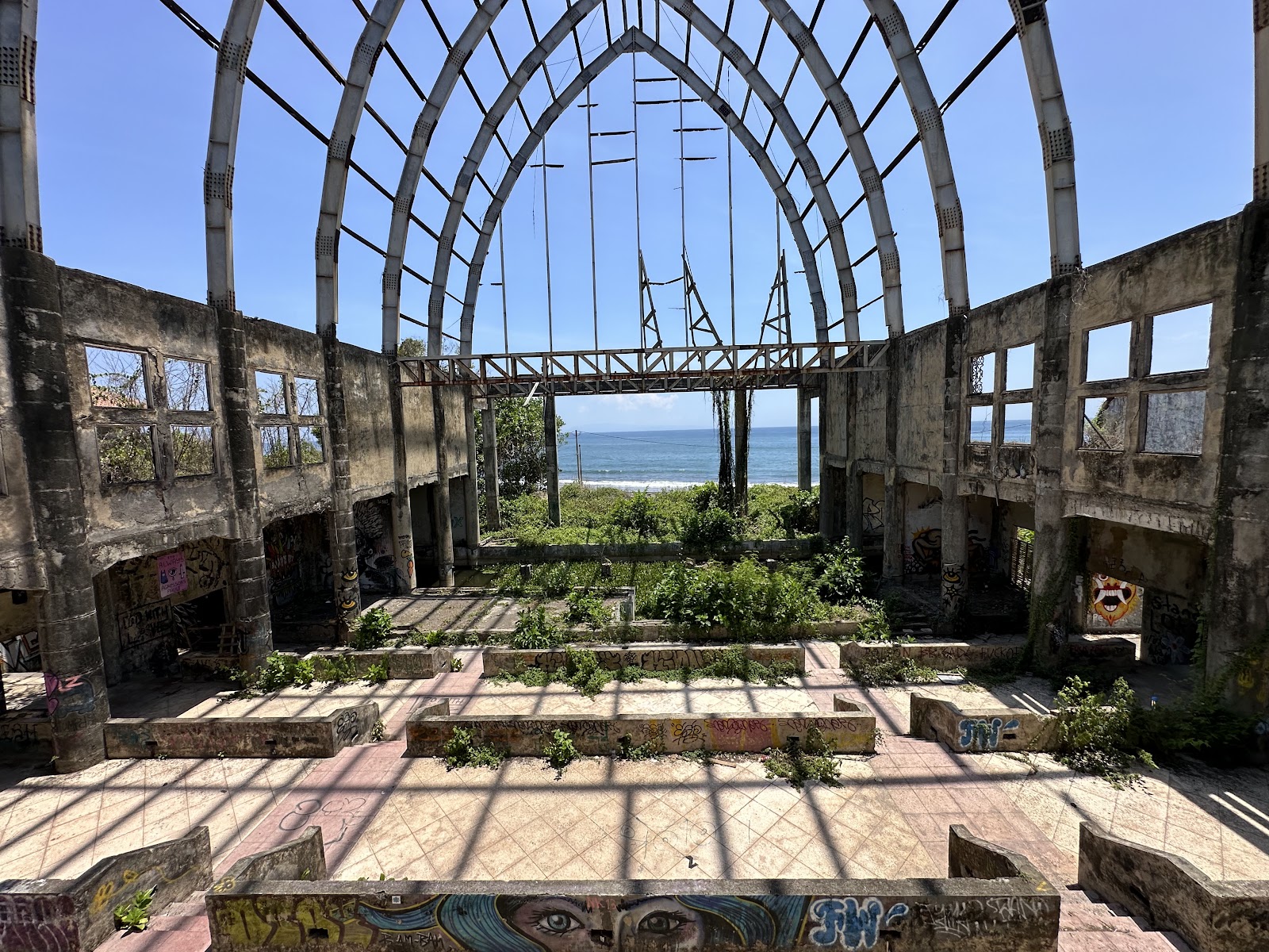 Заброшенный парк Таман Фестиваль (Taman Festival) в Сануре