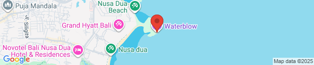 Фонтан в расщелине скалы (waterblow) в Нуса Дуа