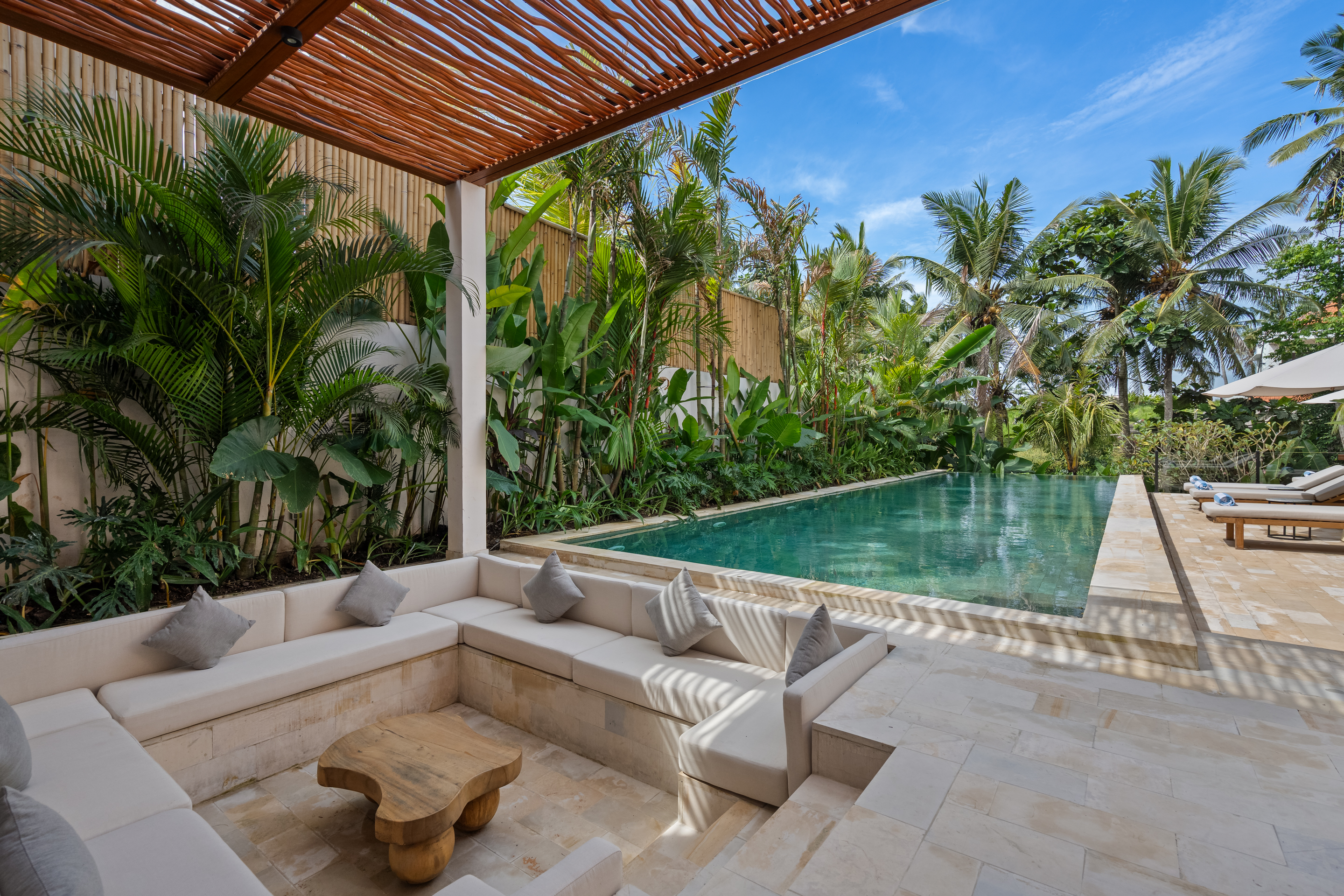 Вилла 5-спальная вилла с бассейном 65 м² и караоке-залом Убуд 347м² 4 и более спален