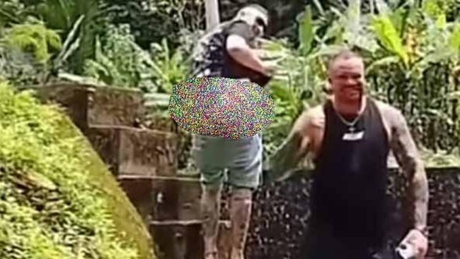 Полиция Бали ищет иностранца, который снял трусы на публике