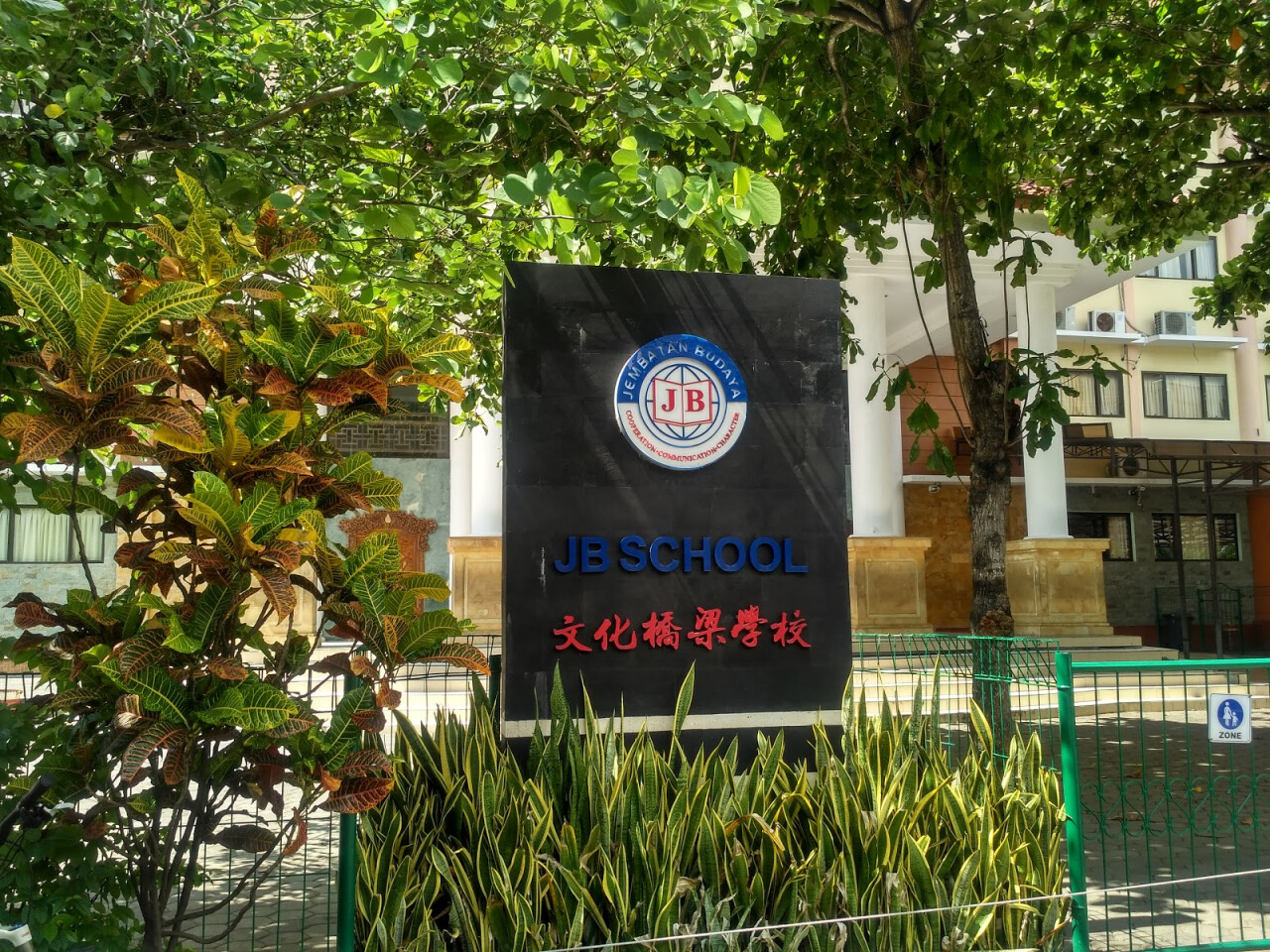Jembatan Budaya School