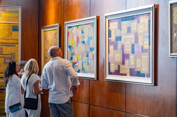 В лобби отеля Kempinski открыли выставку работ художника Маде Вианты