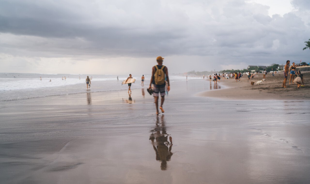 Новичкам хотят запретить серфить на Бали без инструктора: спот Медеви стал первым