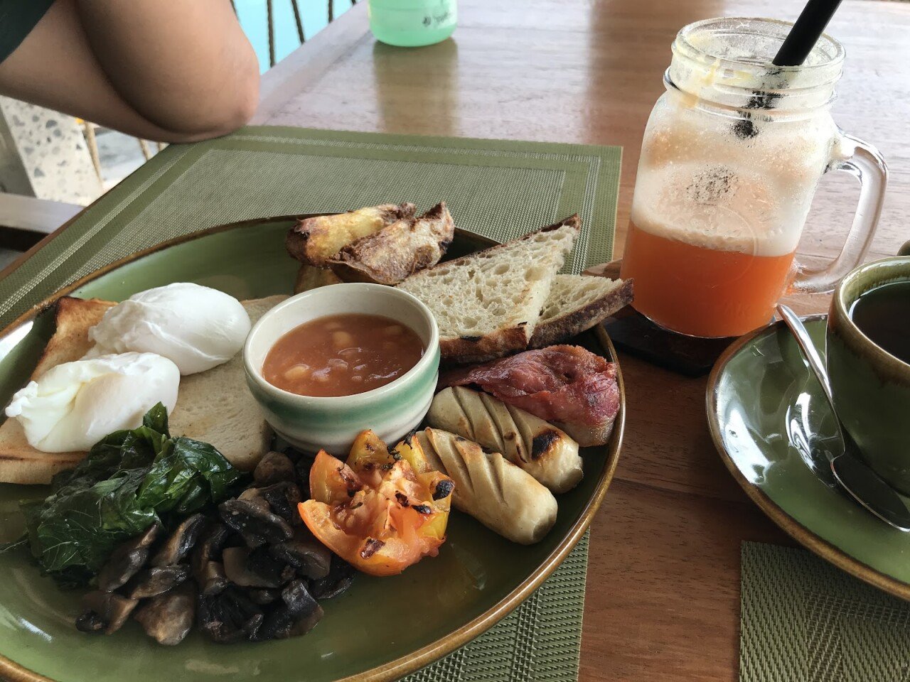 T'dung Restaurant Pool & Bar
