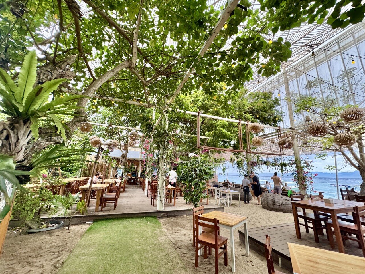 Mambo Beach Restaurant | Beach Bar & Cafe Nusa Penida