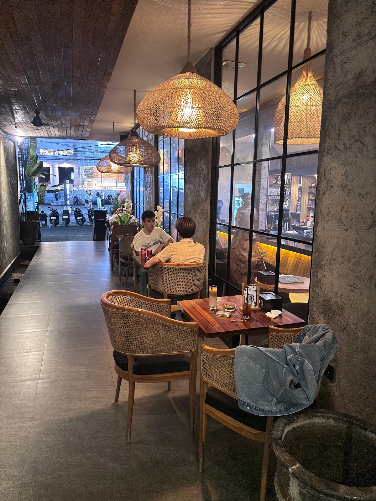 Eden Lounge Uluwatu — Restaurant with live music