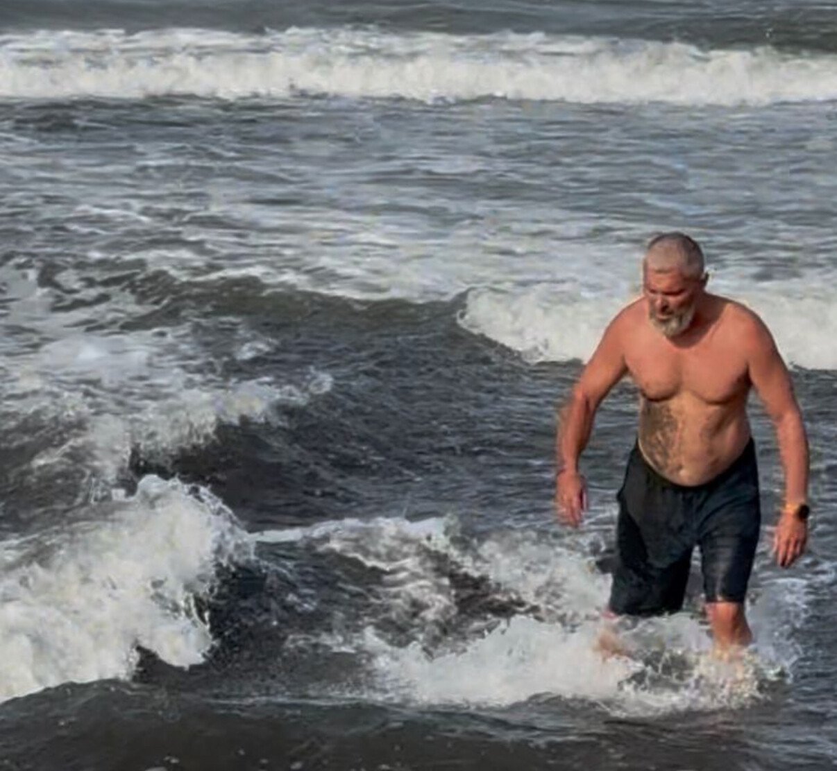 «Я слегка переоценил свои силы»: На Бали россиянин спас собаку из обратного течения