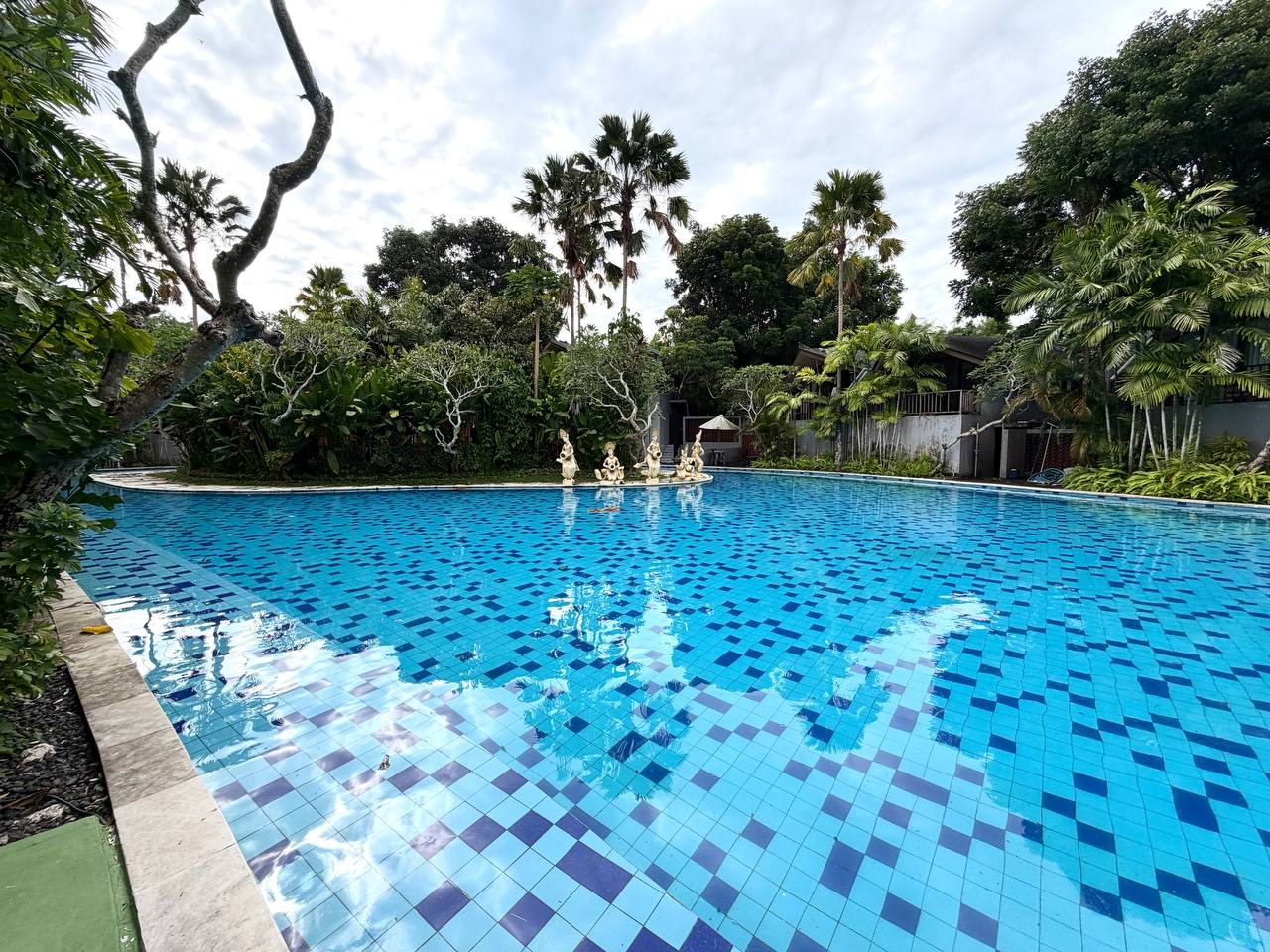 Вилла потрясающая с большим бассейном Беноа (нуса дуа) 2 спальни