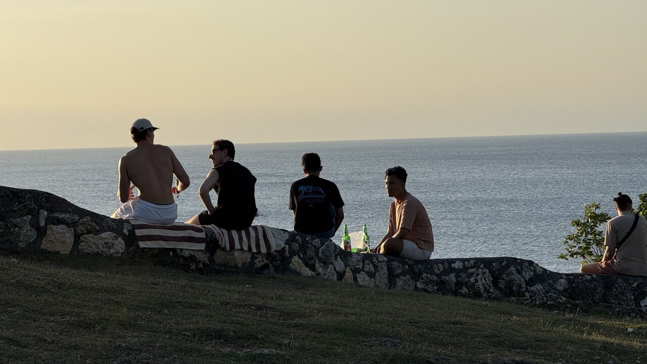 Проход на утес над Баланганом ограничили после скандального видео иностранца на байке