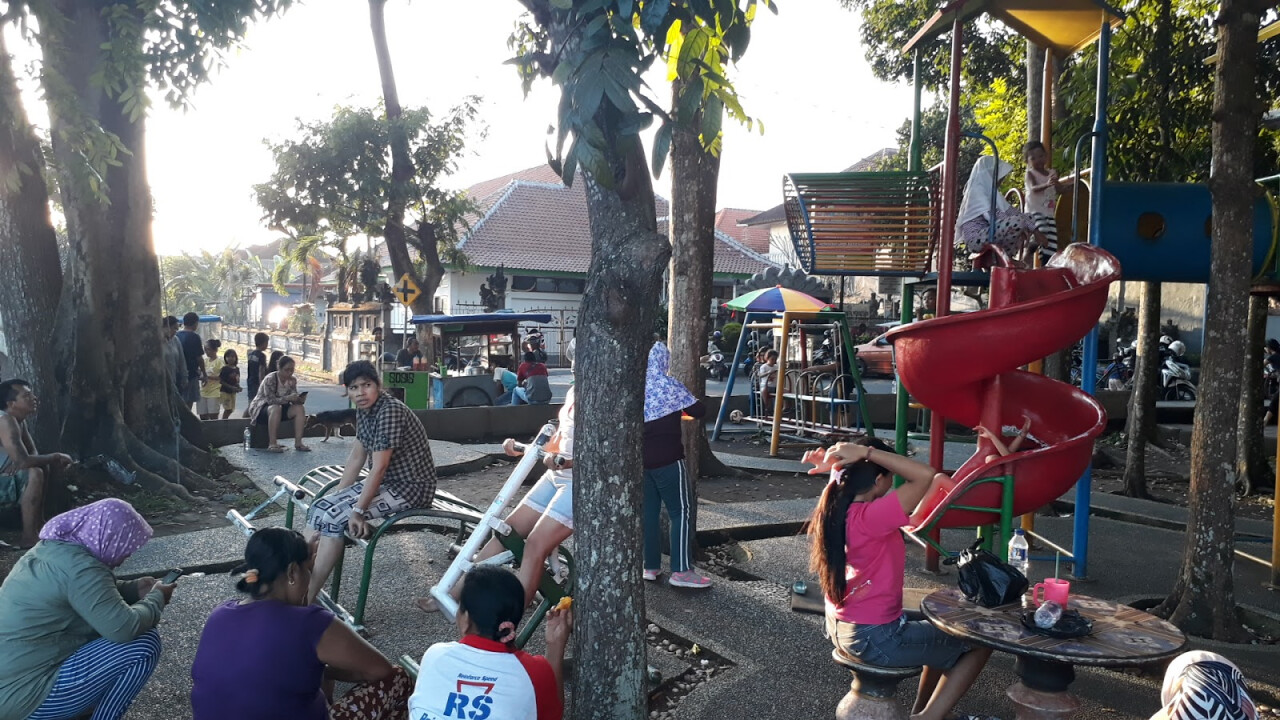 Taman Bermain Dan Taman Olahraga