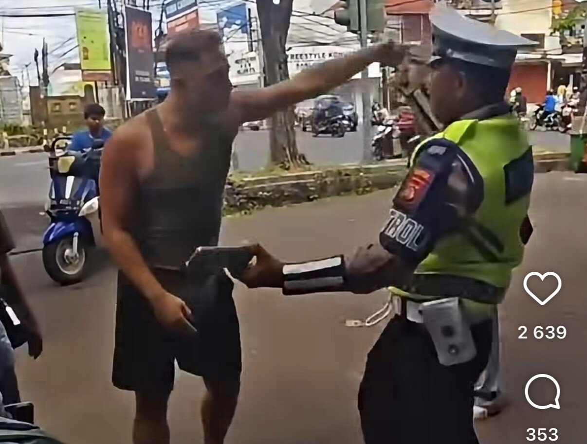 «В США его бы застрелили»: видео с иностранцем, который напал на полицейского, возмутило балийцев