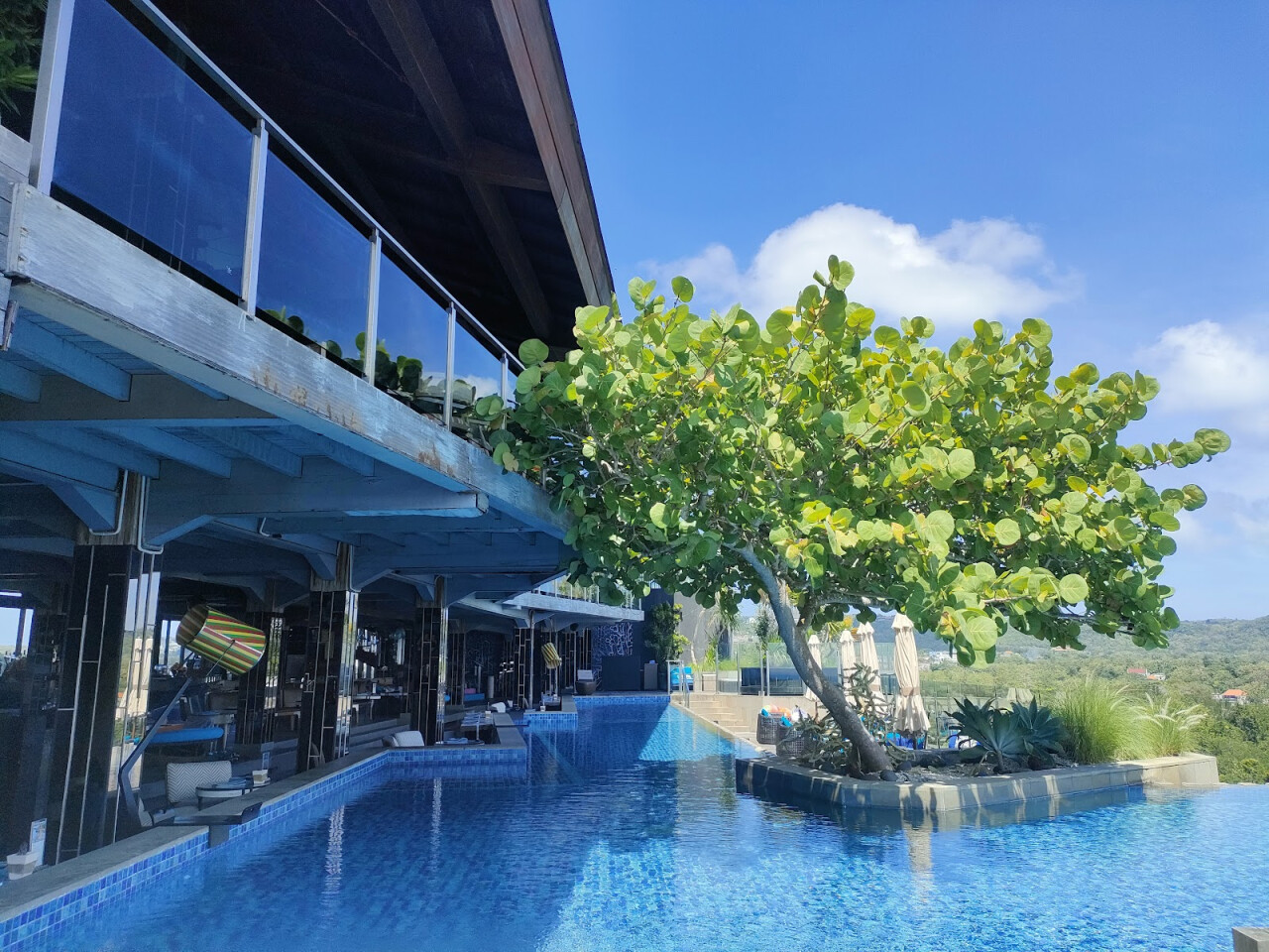 UNIQUE Rooftop Bar & Restaurant