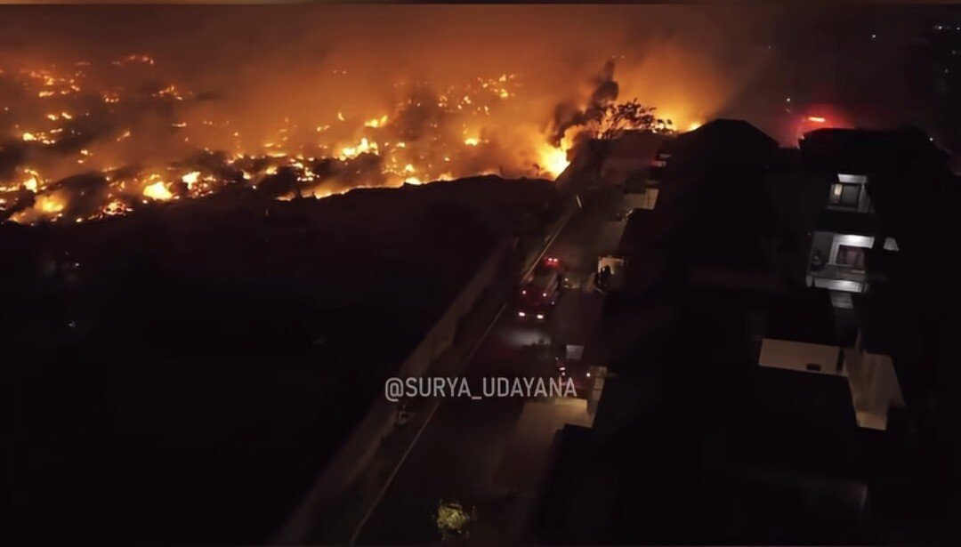 На пустыре в Легиане у Sunset Road вспыхнул пожар