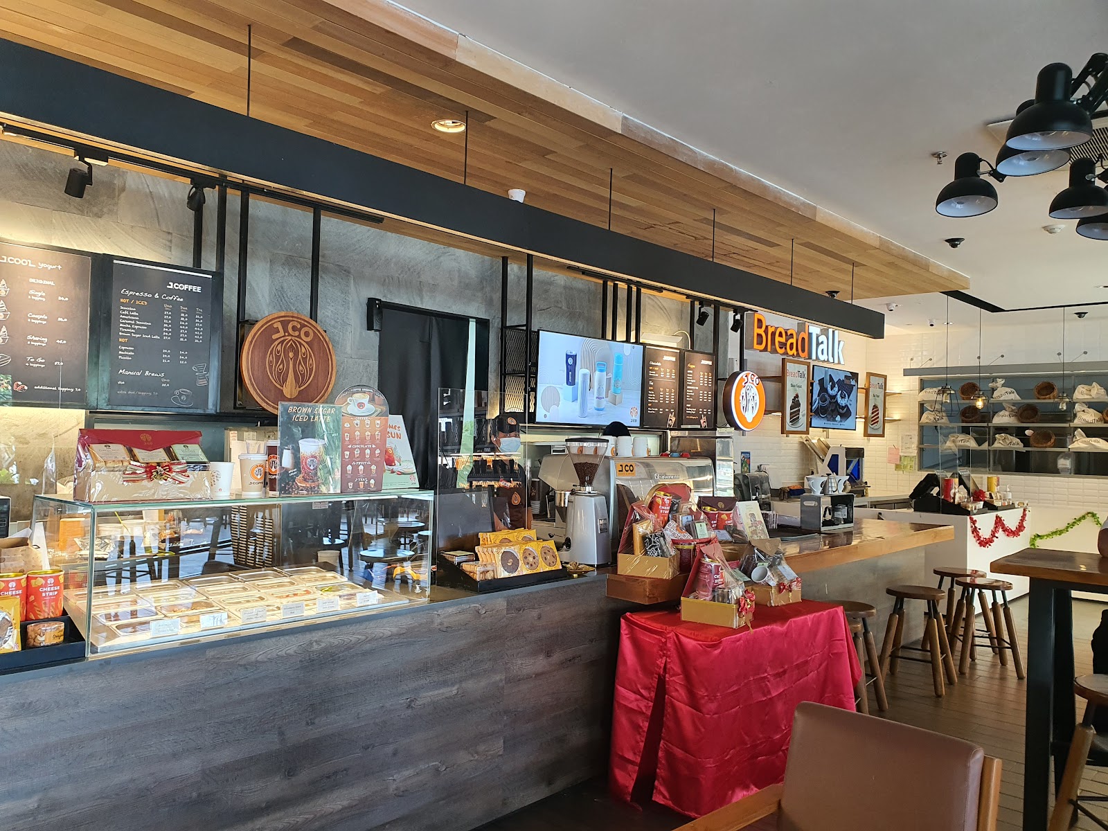 J.Co Donuts & Coffee