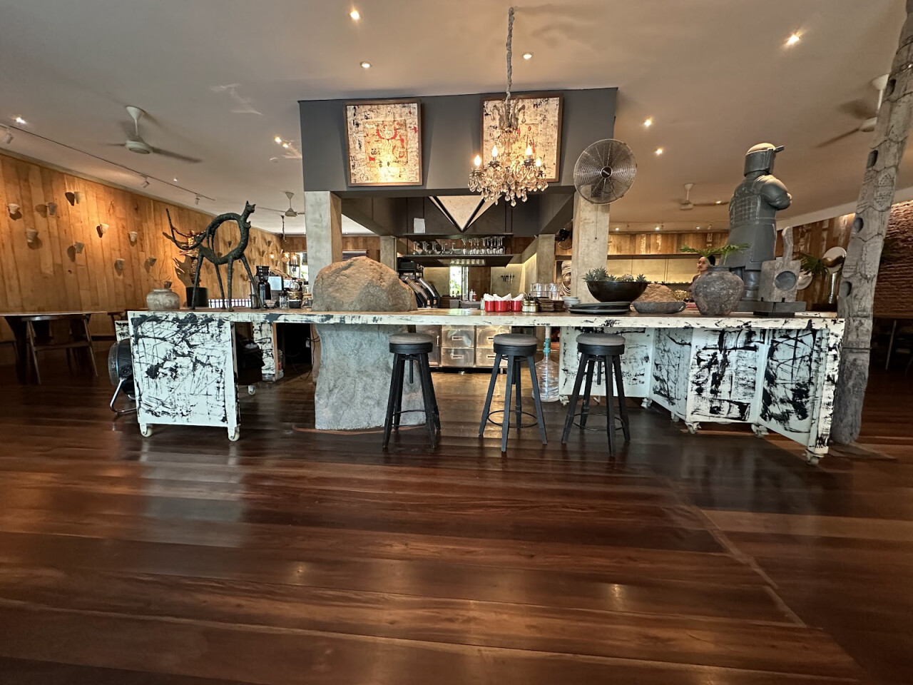 TONYRAKA Art Lounge