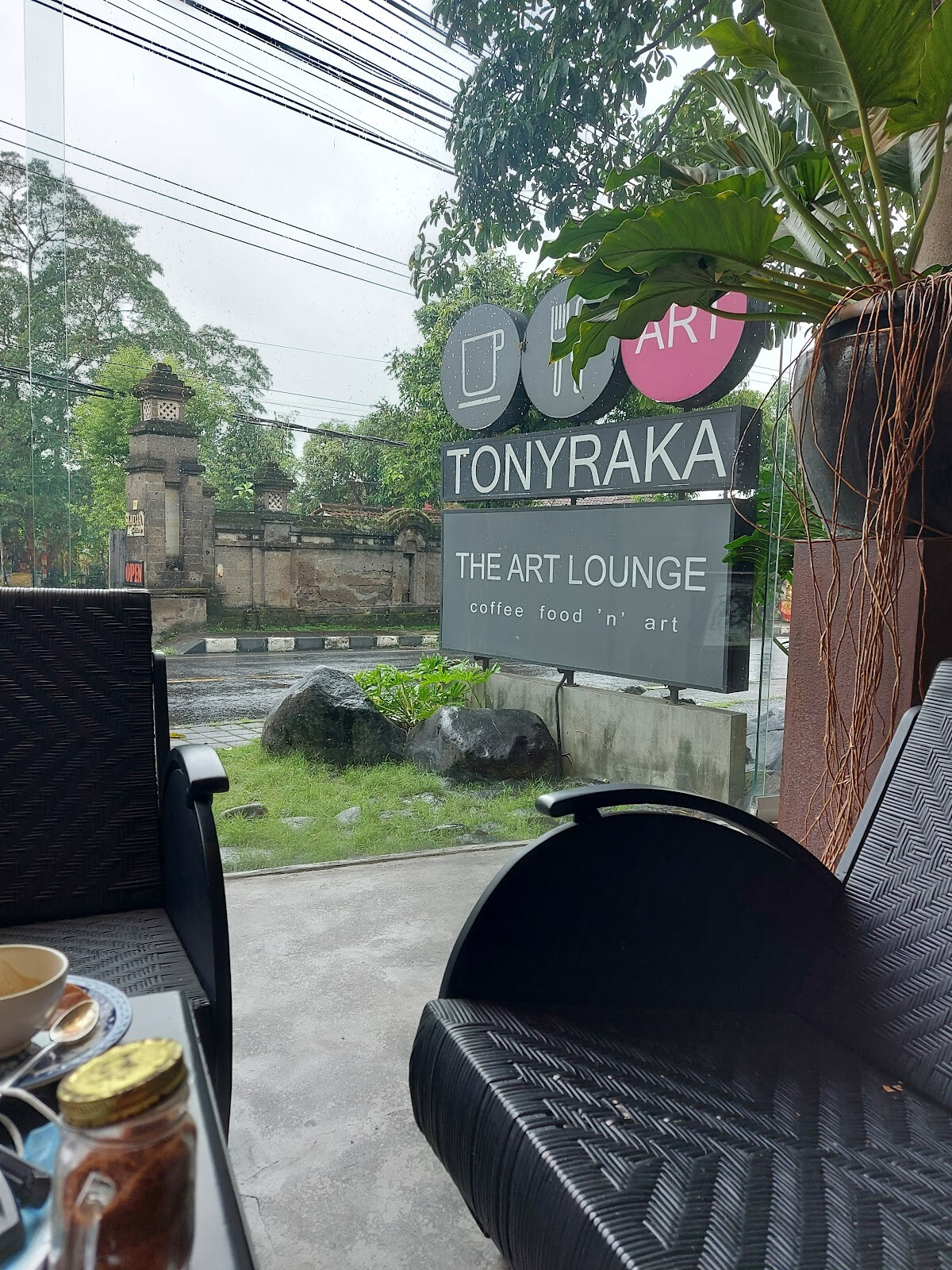 TONYRAKA Art Lounge